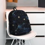 Rucksack mit Weltraum-Design, der den Nachthimmel mit Sternen und Galaxien zeigt, ideal für Science-Fans und Astronomie-Enthusiasten.