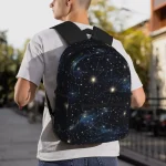Rucksack mit Weltraum-Design, der mit Sternbildern und Galaxien bedruckt ist, ideal für Astronomie- und Wissenschaftsbegeisterte. Perfekt für Schule, Uni oder Freizeit.