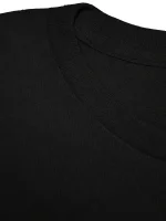 Nahaufnahme eines schwarzen T-Shirts mit wissenschaftlichem Motiv am Kragen, ideal für Wissenschafts- und Technikliebhaber, hochwertiger Stoff, modernes Design.
