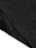 Nahaufnahme eines schwarzen T-Shirts mit sichtbaren Nähten und Stoffstruktur, ideal für Mode- und Textil-Designs.