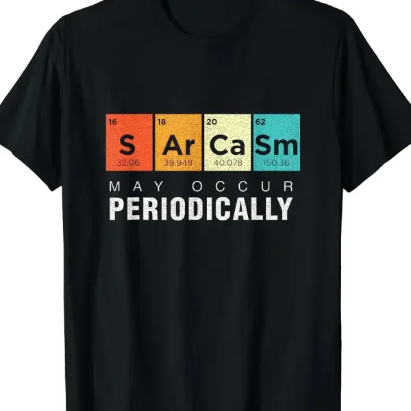 Schwarzes T-Shirt mit Periodensystem-Design, das die Elemente Schwefel, Argon, Calcium und Selen zeigt, mit dem Slogan "May Occur Periodically" darunter.