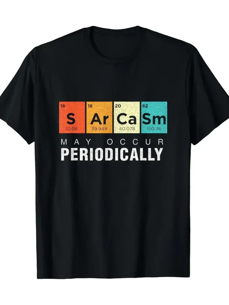 Schwarzes T-Shirt mit Periodensystem-Design, das die Elemente Schwefel, Argon, Calcium und Selen zeigt, mit dem Slogan "May Occur Periodically" darunter.