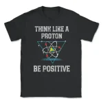 Schwarzes T-Shirt mit Atommodell und Spruch "Think like a proton, be positive" für Wissenschafts- und Physikliebhaber.