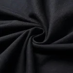 Nahaufnahme eines schwarzen Stoffes, der elegant gefaltet ist, ideal für wissenschaftliche Dekorationen und kreative Projekte.