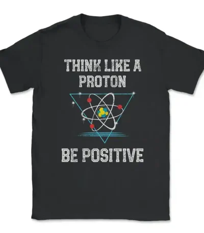 Schwarzes T-Shirt mit Atommodell und Spruch "Think like a proton, be positive" für Wissenschafts- und Physikliebhaber.