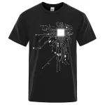 Schwarzes T-Shirt mit einem weißen, stilisierten Schaltkreis-Design, das an einen Computerchip erinnert, ideal für Technik- und Wissenschaftsbegeisterte.