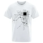 Weißes T-Shirt mit einem stilisierten Schaltkreis-Design, das einen Mikrochip in der Mitte zeigt, ideal für Technik- und Wissenschaftsbegeisterte.