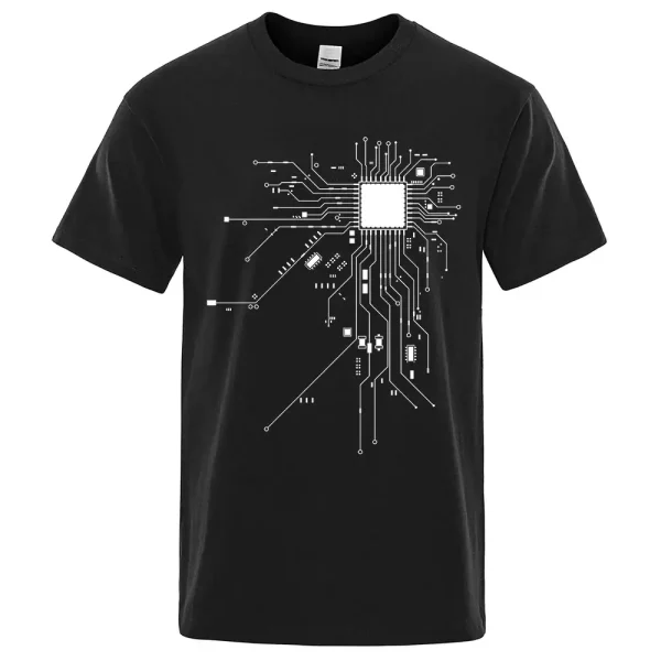 Schwarzes T-Shirt mit einem weißen, stilisierten Schaltkreis-Design, das an einen Computerchip erinnert, ideal für Technik- und Wissenschaftsbegeisterte.