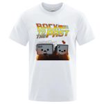 Weißes T-Shirt mit Cartoon-Design, das zwei Computerfiguren zeigt, eine mit "Ctrl" und die andere mit "Z", und den Text "Back to the Past" in bunten Buchstaben.