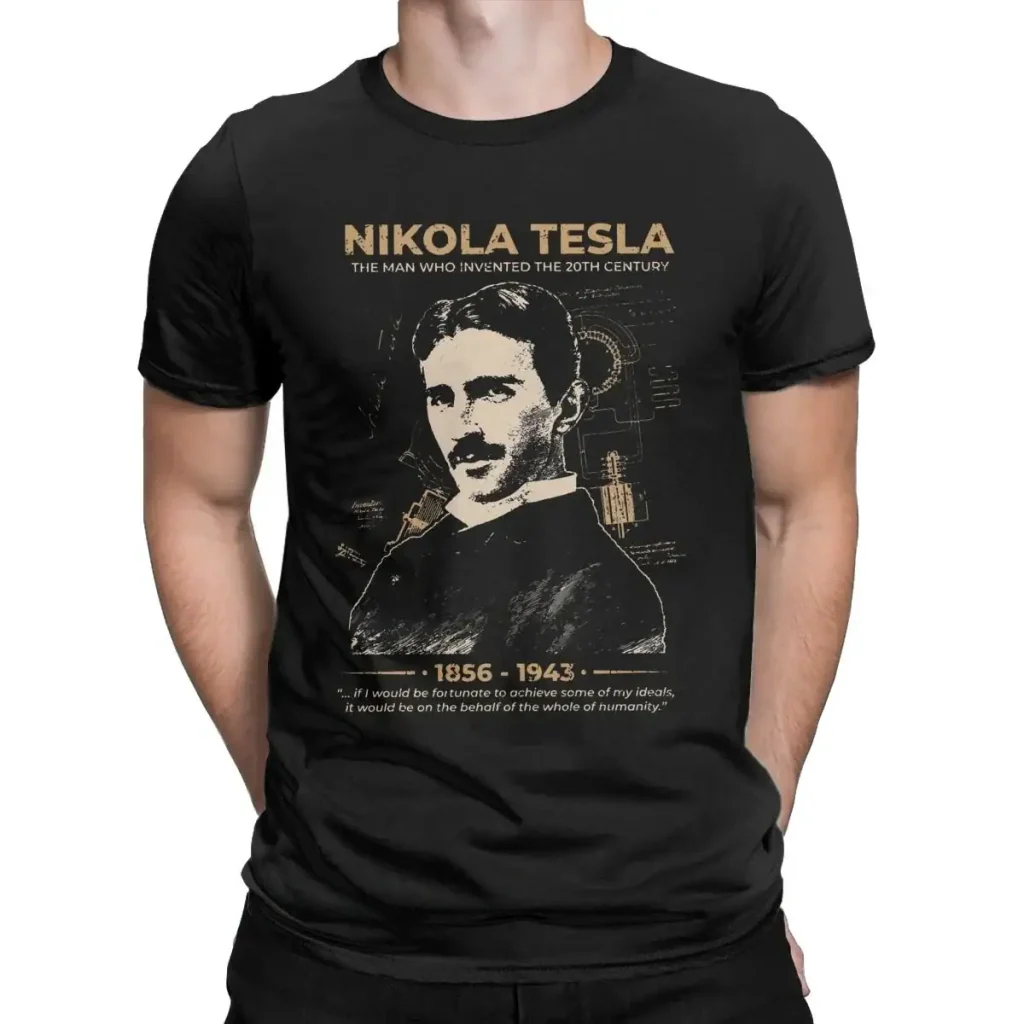 Schwarzes T-Shirt mit Nikola Tesla Porträt und wissenschaftlichen Elementen, ideal für Technik- und Wissenschaftsbegeisterte.