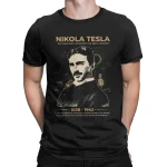 Schwarzes T-Shirt mit Nikola Tesla Porträt und wissenschaftlichen Elementen, ideal für Technik- und Wissenschaftsbegeisterte.