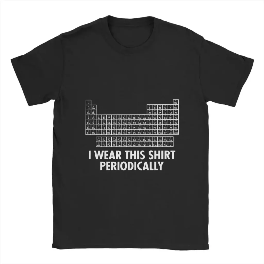 Schwarzes T-Shirt mit Periodensystem-Design und dem Text "I WEAR THIS SHIRT PERIODICALLY" für Wissenschafts- und Chemie-Enthusiasten.