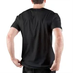 Ein schwarzes T-Shirt, getragen von einer Person, gesehen von hinten, ohne sichtbare Marken oder Logos.