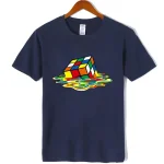 Dunkles T-Shirt mit einem bunten Rubik's Cube, der auf einer Wasseroberfläche zu schwimmen scheint, ideal für Wissenschafts- und Gadget-Liebhaber.