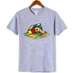 Graues T-Shirt mit buntem Rubik's Cube Design, das in einer Flüssigkeit zu versinken scheint, ideal für Science-Fans und Modebegeisterte.
