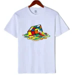 Weißes T-Shirt mit buntem Rubik's Cube Motiv, das in Wasser zu tauchen scheint, ideal für Wissenschafts- und Puzzle-Liebhaber.