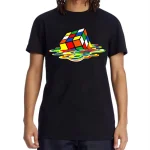 Schwarzes T-Shirt mit buntem Rubik's Cube Motiv, das auf der Brust gedruckt ist, ideal für Wissenschafts- und Puzzle-Liebhaber.