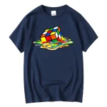 Dunkelblaues T-Shirt mit buntem Rubik's Cube, der auf einer bunten, flüssigkeitsähnlichen Oberfläche schwebt, ideal für Science-Fans und Modebegeisterte.
