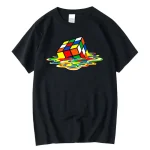 Schwarzes T-Shirt mit buntem Rubik's Cube Motiv, das auf der Brust gedruckt ist, ideal für Science-Fans und Modebegeisterte.
