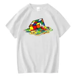 Weißes T-Shirt mit einem bunten Rubik's Cube, der auf einer bunten, flüssigen Oberfläche schwimmt, ideal für Science-Fans und Puzzle-Liebhaber.