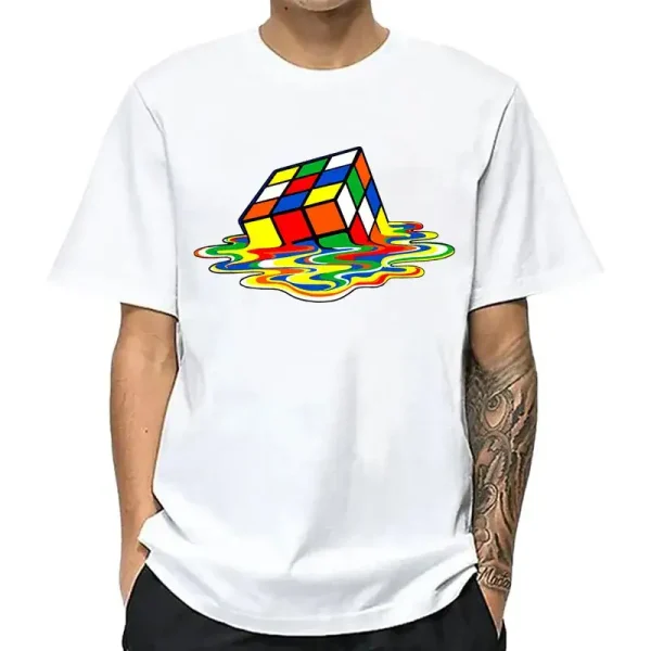 Weißes T-Shirt mit einem bunten Rubik's Cube, der auf einer bunten, flüssigen Oberfläche schwimmt, ideal für Science-Fans und Raumfahrtenthusiasten.