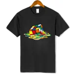 Schwarzes T-Shirt mit buntem Rubik's Cube Design, das auf der Vorderseite abgebildet ist, symbolisiert Wissenschaft und Kreativität.