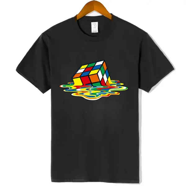 Schwarzes T-Shirt mit buntem Rubik's Cube Design, das auf der Vorderseite abgebildet ist, symbolisiert Wissenschaft und Kreativität.