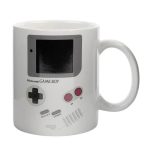 Weiße Tasse mit Nintendo Game Boy Design, ideal für Wissenschafts- und Gaming-Fans, perfekt als Dekorationsstück oder Geschenk.