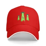 Roter Baseballcap mit grünen Pilzmotiven, modisches Accessoire für Science-Fans und Naturliebhaber. Perfekt für Freizeit und Outdoor-Aktivitäten.
