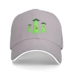 Graue Baseballcap mit UFO-Design, das grüne UFOs und kleine Flamingos zeigt, ideal für Science-Fans und Trendsetter.
