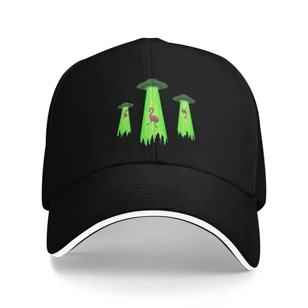 Schwarze Baseballkappe mit leuchtenden UFO- und Alien-Designs, ideal für Science-Fans und Trendsetter. Perfekt für Freizeit und Science-Events.