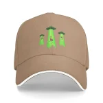 Beiger Baseballcap mit UFO-Design, das grüne fliegende Untertassen und kleine pinke Aliens zeigt, ideal für Science-Fiction-Fans und trendige Accessoires.