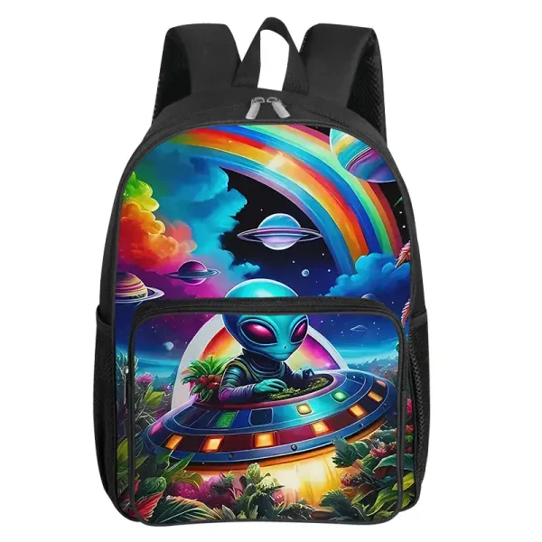Rucksack mit farbigem Weltraum-Design, Alien und UFO-Motiv, ideal für Science-Fiction-Fans und Schulbedarf.