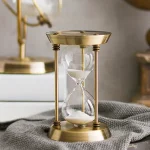 Elegante Sanduhr aus Glas und Metall, ideal als wissenschaftliches Dekor oder stilvolles Accessoire für Ihr Zuhause oder Büro.