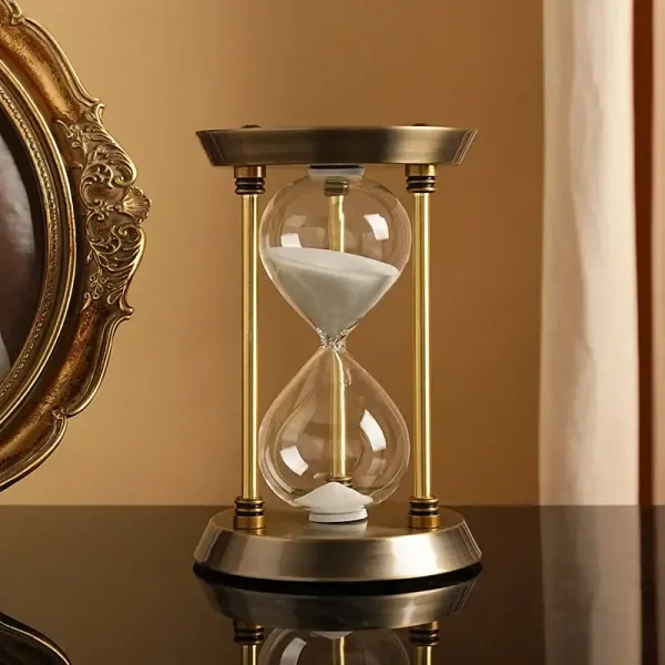 Elegante Sanduhr mit goldenen Stäben und schwarzem Rahmen, symbolisiert die Zeit und ihre Vergänglichkeit. Perfekt als Dekoration oder wissenschaftliches Accessoire.