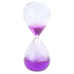 Glas-Sanduhr mit violettem Flüssigkeitsinhalt, dekoratives wissenschaftliches Gadget für Zuhause oder Büro.