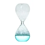 Dekoratives Sanduhr-Design mit blauer Flüssigkeit, ideal für wissenschaftliche Dekorationen und moderne Inneneinrichtung.