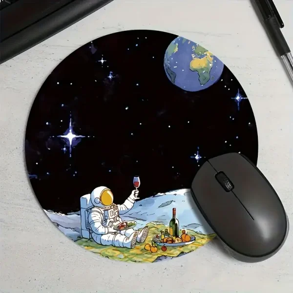 Entdecken Sie das Mousepad mit Weltraummotiv, das einen Astronauten auf dem Mond zeigt, der ein Glas Wein hält, mit Erde im Hintergrund. Perfekt für Wissenschafts- und Raumfahrtliebhaber.