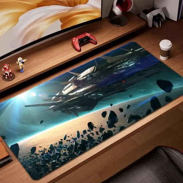 Großes Gaming-Mauspad mit Weltraum-Design, das ein Raumschiff im All zeigt, ideal für Gamer und Science-Fiction-Fans.