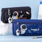 Zwei Schulranzen mit Astronauten-Motiv, einer in Schwarz und einer in Blau, mit Weltraum- und Raketen-Designs, ideal für Kinder, die sich für Raumfahrt interessieren.