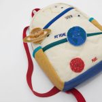 Kleiner Rucksack mit Weltraummotiv, inklusive Planet, Stern und Rakete, ideal für Kinder, mit bunten Applikationen und praktischem Stauraum.