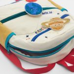 Rucksack mit Weltraum-Design, Astronauten- und Sternenmotive, ideal für Kinder, mit mehreren Fächern und bunten Details.