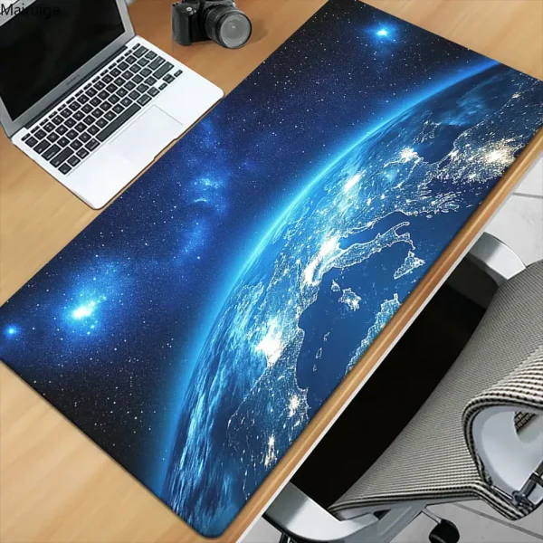 Himmel und Erde: Tischdecke mit Weltraummotiv, zeigt die Erde aus dem All mit Sternen und Galaxien, ideal für Wissenschafts- und Dekorationsliebhaber.