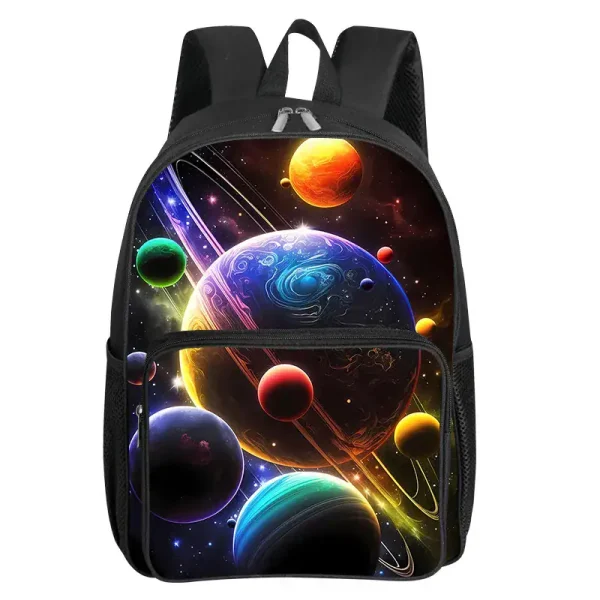 Rucksack mit Weltraummotiv, zeigt bunte Planeten und Sterne im Universum, ideal für Science-Fans und Schüler.
