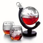 Dekorativer Globus-Getränkespender mit drei Gläsern, ideal für Partys und wissenschaftliche Dekorationen.
