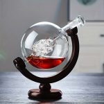 Dekoratives Chemie-Glas mit rotem Inhalt und Kristall-Objekt, auf Holzständer, stilvoller wissenschaftlicher Dekorartikel für Zuhause oder Büro.