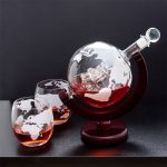 Dekoratives wissenschaftliches Glas mit Weltkarte, gefüllt mit Rotwein, auf einem schwarzen Hintergrund, ideal für Wissenschafts- und Dekorationsliebhaber.