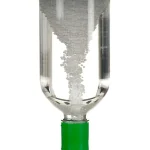 Glasflasche mit Salzlösung und aufsteigenden Salzkrystallen, wissenschaftliches Experiment, Dekoration, Bildung.