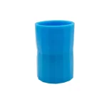 Heller blauer Kunststoffbecher mit gewellter Oberfläche, ideal für wissenschaftliche Experimente oder Dekorationen.