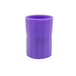 Lila Kunststoff-Blumentopf mit geriffelter Oberfläche, ideal für Dekoration und Pflanzenpräsentation.
